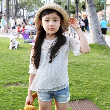 2023 Летняя новая Корейская детская одежда, детская футболка с кружевными рукавами, Хлопковая Тонкая блузка хорошего качества для девочек в горошек, белая рубашка